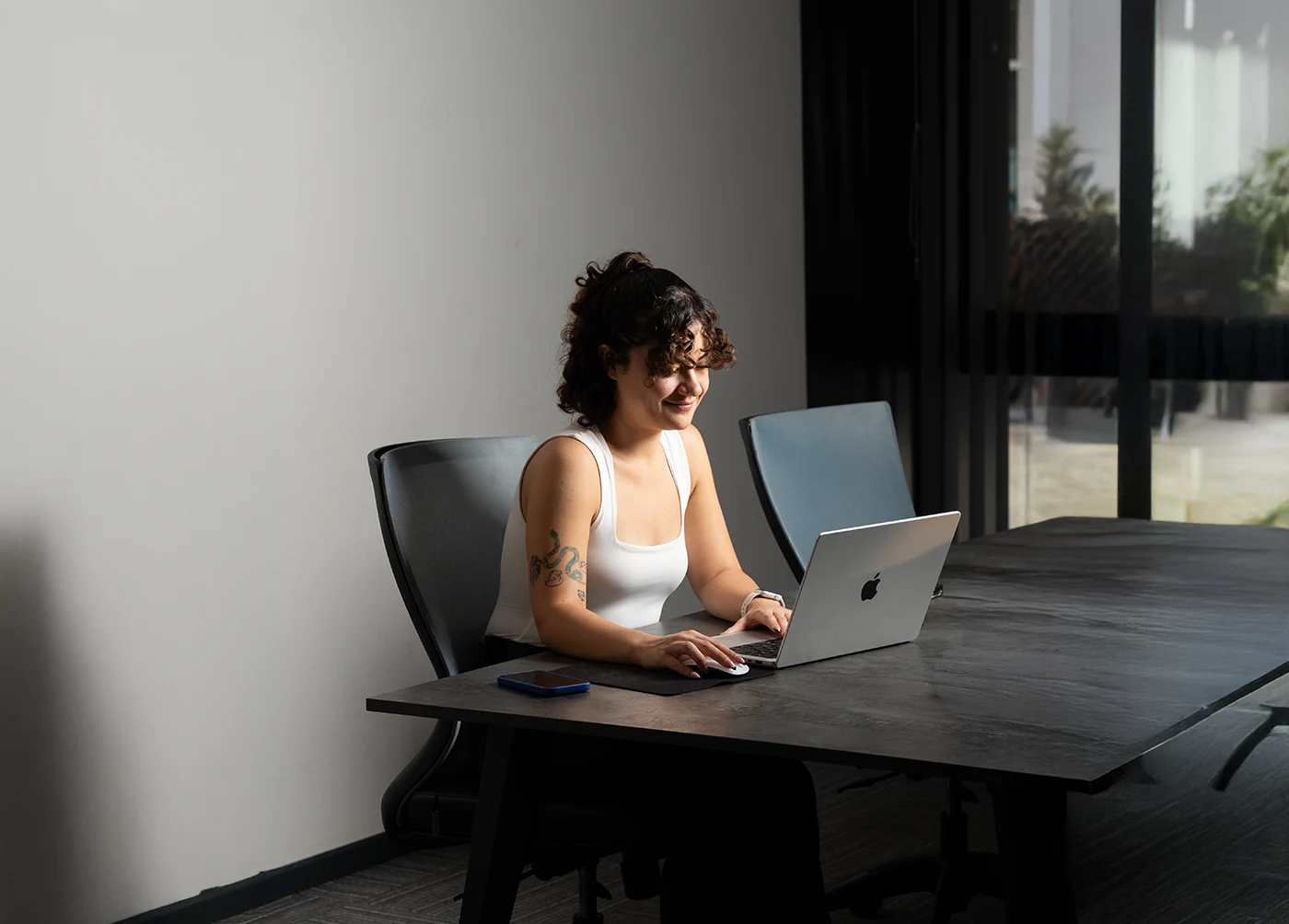 MyWork Coworking Adana merkezinde, modern hazır ofis imkanlarıyla laptopu başında verimli çalışan bir kadın profesyonel.