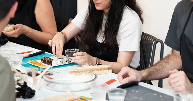 Kurumsal sushi yapım atölyesinde profesyonel şef eşliğinde ekip etkinliği